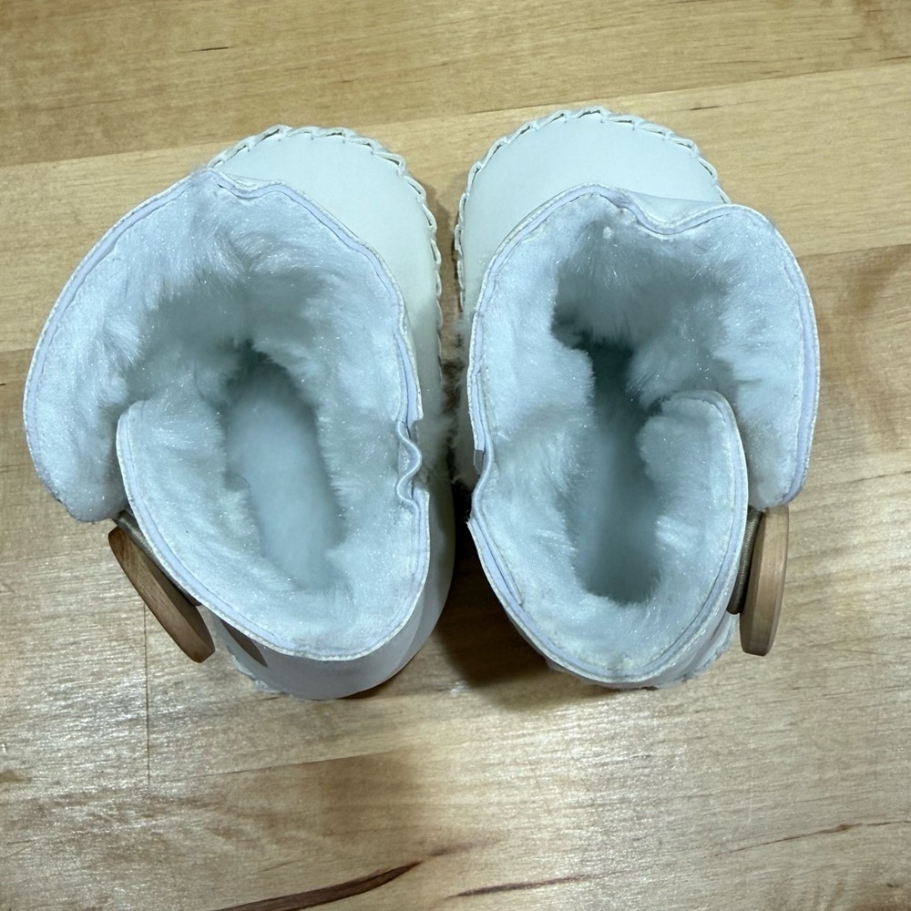 white baby boots with fur - Picture 4 of 4